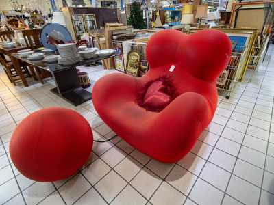 Infine � impossibile non essere colpiti dal rosso intenso di una grande poltrona posta al centro del negozio. Si tratta della "Up", del valore di quattromila euro, qui in vendita a 1.200